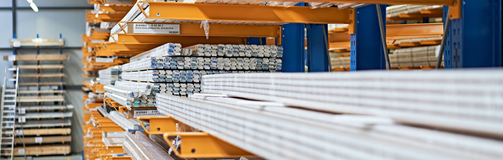 Sockelleisten aus Holz und Aluminium, Bodenprofile sowie Treppen- und Schwellenprofile