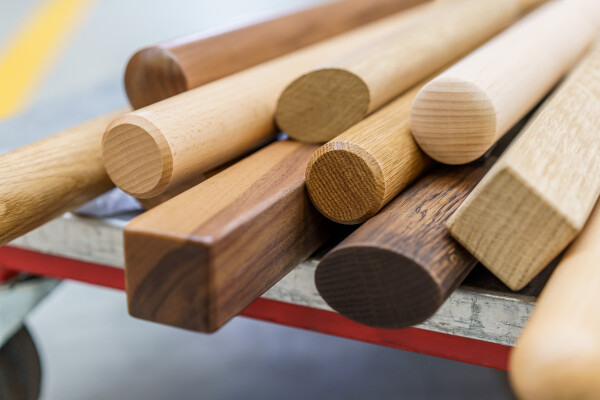 Stucky Holzprofilleisten AG - Dienstleistungen - Sockelleisten aus Holz und Aluminium, Bodenprofile, Treppen- und Schwellenprofilen Stucky Dienstleistungen rund um Sockelleisten, Holzsockelleisten und mehr