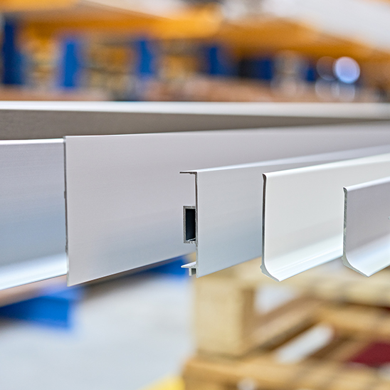 Holzprofilleisten - Aluminiumsockel